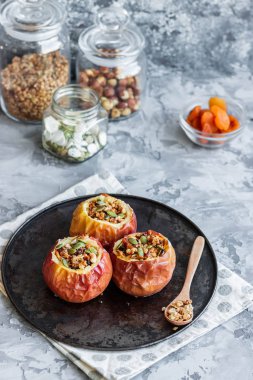 Ceviz taneli fırında elma ve kabak çekirdeği..