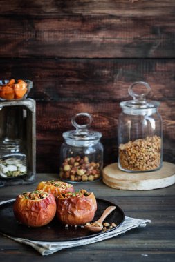 Ceviz taneli fırında elma ve kabak çekirdeği..