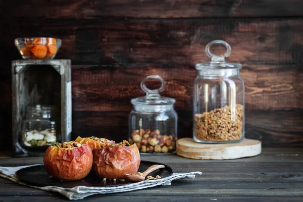 Manzanas al horno con granola de nuez y semillas de calabaza . — Foto de Stock