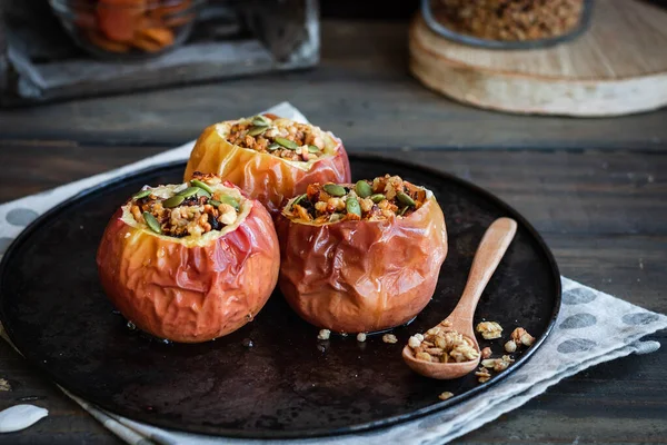 Ceviz taneli fırında elma ve kabak çekirdeği..