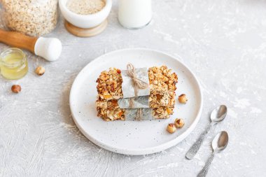 Ev yapımı granola barlar, kabak tohumları ve kurutulmuş kayısılar..
