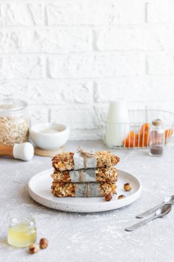 Ev yapımı granola barlar, kabak tohumları ve kurutulmuş kayısılar..