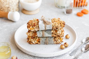 Ev yapımı granola barlar, kabak tohumları ve kurutulmuş kayısılar..