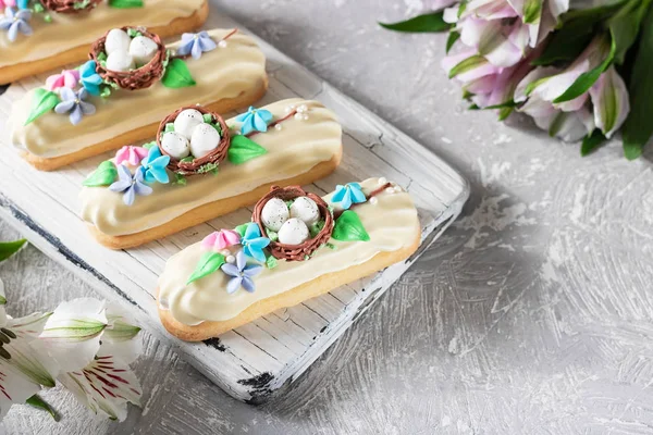 Шоколадные зефиры с пасхальным декором — стоковое фото