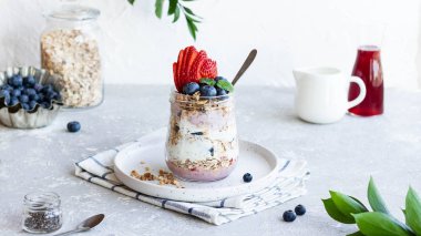 Ev yapımı granola ve taze böğürtlenli Chia Pudingi