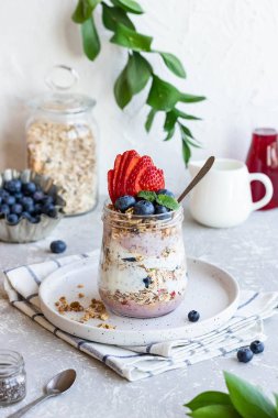 Ev yapımı granola ve taze böğürtlenli Chia Pudingi