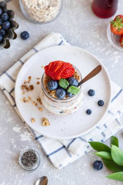 Ev yapımı granola ve taze böğürtlenli Chia Pudingi