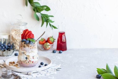 Ev yapımı granola ve taze böğürtlenli Chia Pudingi