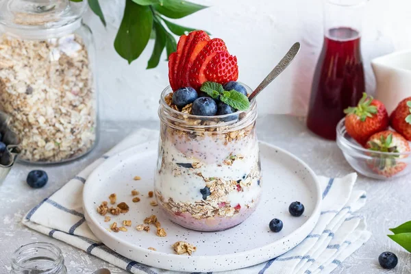 Ev yapımı granola ve taze böğürtlenli Chia Pudingi