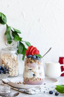 Ev yapımı granola ve taze böğürtlenli Chia Pudingi