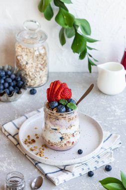 Ev yapımı granola ve taze böğürtlenli Chia Pudingi