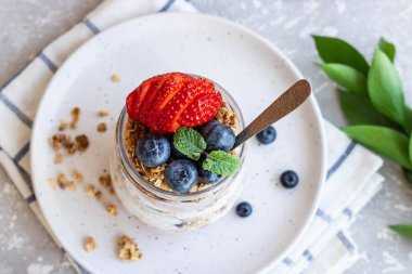 Ev yapımı granola ve taze böğürtlenli Chia Pudingi