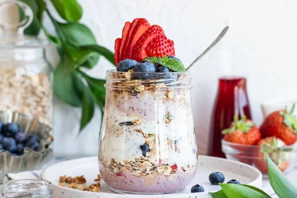 Ev yapımı granola ve taze böğürtlenli Chia Pudingi
