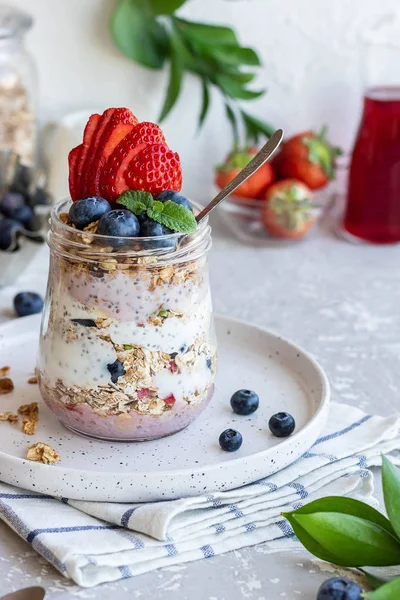 Pudim Chia com Granola caseira e bagas frescas — Fotografia de Stock