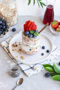 Ev yapımı granola ve taze böğürtlenli Chia Pudingi
