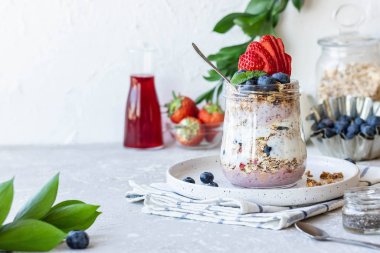 Ev yapımı granola ve taze böğürtlenli Chia Pudingi