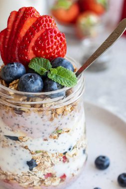 Ev yapımı granola ve taze böğürtlenli Chia Pudingi