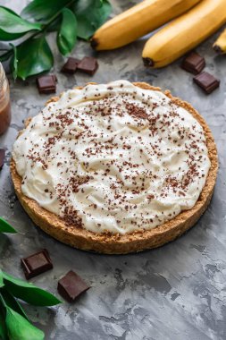 Salamura kraker ve krema soslu Banoffee Pai..