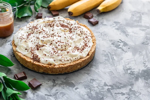 Banoffee pai con pretzel sottaceto e crema di chise . — Foto Stock