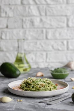 Avokado, ıspanak ve çam fıstıklı yeşil makarna.