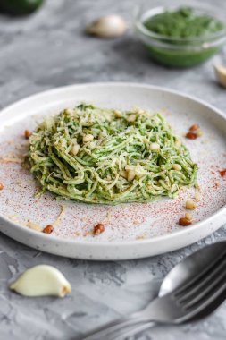 Avokado, ıspanak ve çam fıstıklı yeşil makarna.