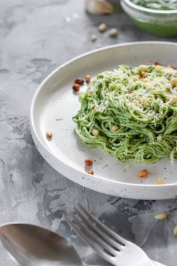 Avokado, ıspanak ve çam fıstıklı yeşil makarna.