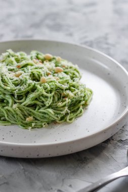 Avokado, ıspanak ve çam fıstıklı yeşil makarna.