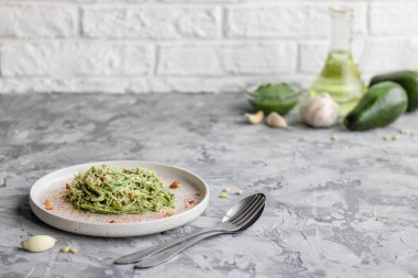 Avokado, ıspanak ve çam fıstıklı yeşil makarna.