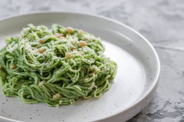 Avokado, ıspanak ve çam fıstıklı yeşil makarna.