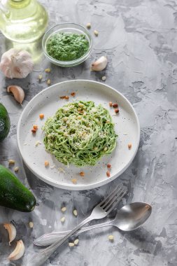 Avokado, ıspanak ve çam fıstıklı yeşil makarna.