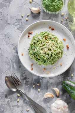 Avokado, ıspanak ve çam fıstıklı yeşil makarna.