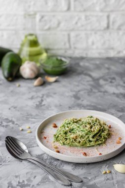 Avokado, ıspanak ve çam fıstıklı yeşil makarna.