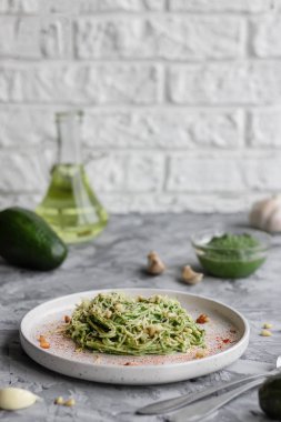 Avokado, ıspanak ve çam fıstıklı yeşil makarna.