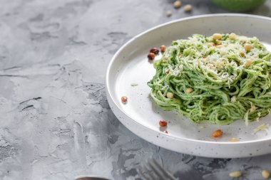 Avokado, ıspanak ve çam fıstıklı yeşil makarna.