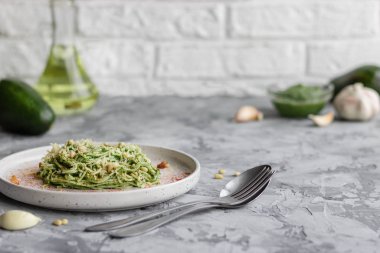 Avokado, ıspanak ve çam fıstıklı yeşil makarna.