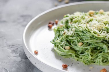 Avokado, ıspanak ve çam fıstıklı yeşil makarna.