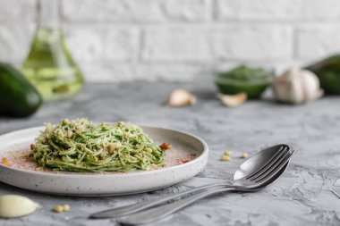 Avokado, ıspanak ve çam fıstıklı yeşil makarna.