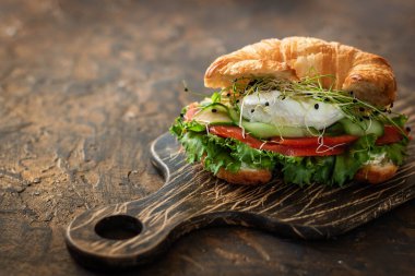 Kruvasan balığı ve haşlanmış yumurtalı sandviç.