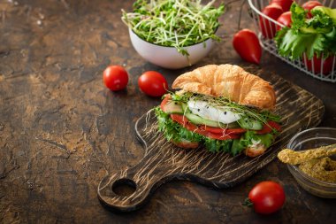 Kruvasan balığı ve haşlanmış yumurtalı sandviç.