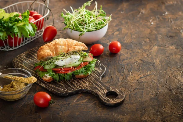 Круассан и сэндвич с яйцом — стоковое фото