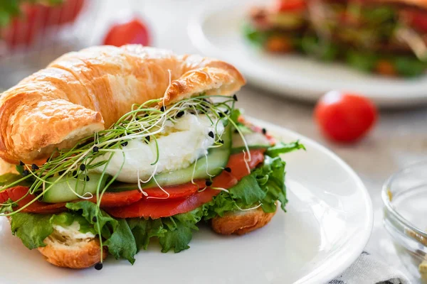 Peixe croissant e sanduíche de ovo escalfado — Fotografia de Stock