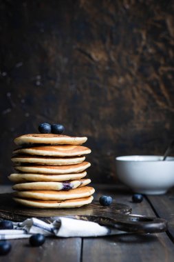 ricotta krepleri koyu ahşap arka planda yaban mersinli.