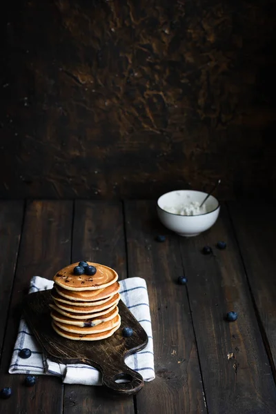 Ricotta-Pfannkuchen mit Blaubeeren auf dunklem Holzgrund — Stockfoto