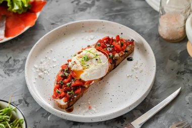 Kırmızı balıklı sandviç, haşlanmış yumurta, balzamik sirke ve mikro-yeşiller.