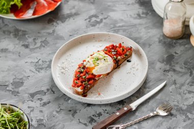 Kırmızı balıklı sandviç, haşlanmış yumurta, balzamik sirke ve mikro-yeşiller.