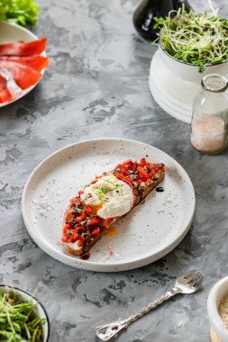 Kırmızı balıklı sandviç, haşlanmış yumurta, balzamik sirke ve mikro-yeşiller.