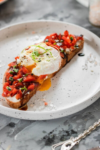 Сэндвич с красной рыбой, яйцом, бальзамическим уксусом и микро-зеленью

