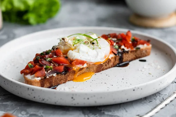 Sanduíche com peixe vermelho, ovo escalfado, vinagre balsâmico e micro-verduras — Fotografia de Stock