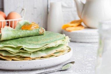 Kiraz çayı ve mango reçelli yeşil krep.