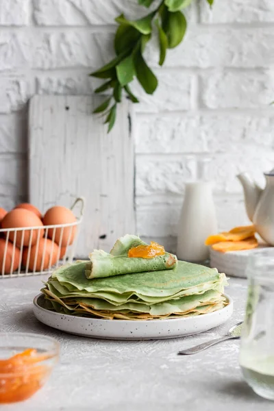 Panqueques verdes con té matcha y mermelada de mango — Foto de Stock